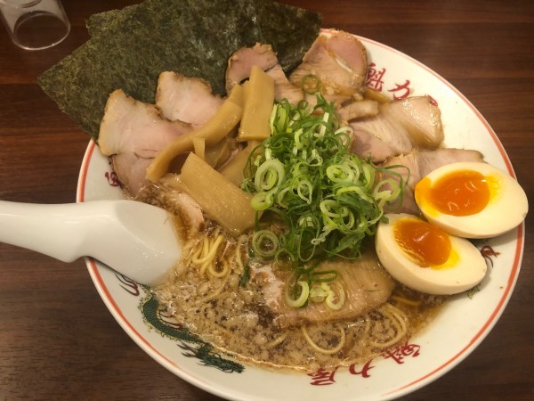 「特製醤油全部乗せラーメン＋大盛り」@ラーメン魁力屋 葛飾南水元店の写真