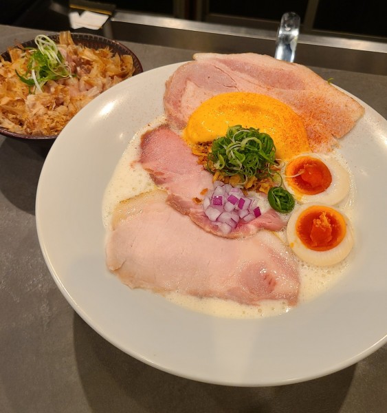 「特上鷄白湯らぁ麺¥1650+炙りチャーシュー丼¥480」@Ramen Afro Beatsの写真