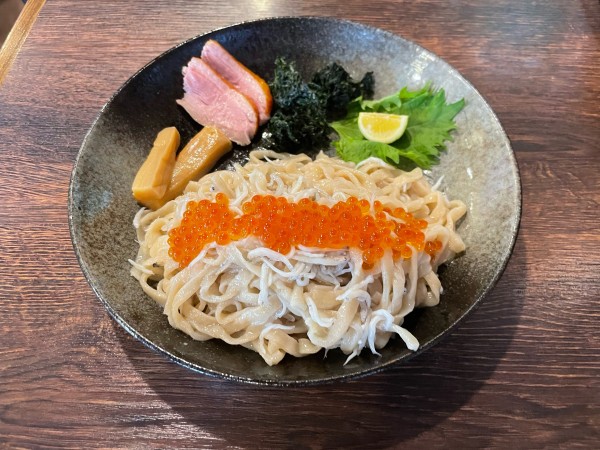 「【限定】しらすとイクラの冷やしまぜそば」@麺屋 真心の写真