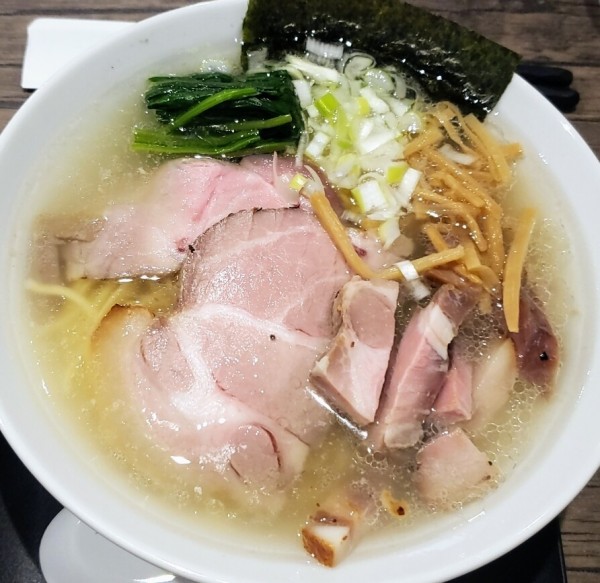 「三つ由の塩らーめん８５０円＋チキンライス（小）３５０円他」@三つ由の写真