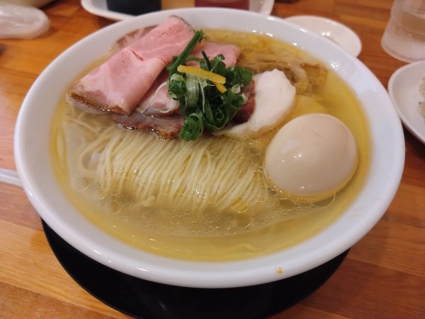 「鶏淡麗塩らーめん全部のせ」@麺堂HOMEの写真