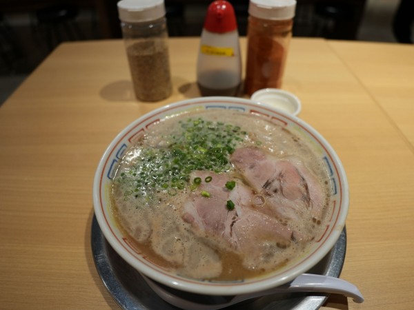 「ラーメン ばりかた＋サービス替え玉＋胡麻＋ニンニク＋唐辛子」@三代目 博多 だるま アクアシティお台場店の写真