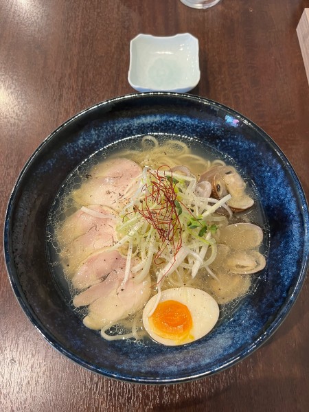 「アサリ香る塩ラーメン・並 880円」@自家製熟成麺 吉岡 田端店の写真