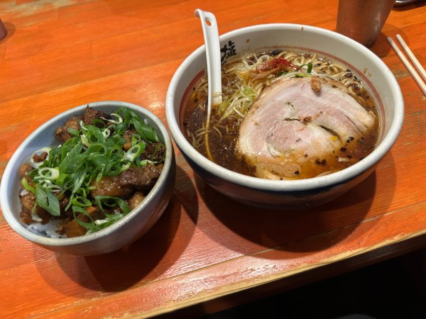 「ネギ醤油ラーメン+どて丼」@伊川谷 塩元帥の写真