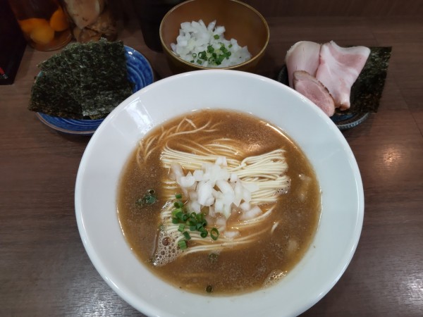 「煮干しソバ＋タマネギ、のり」@Noodle&Spice curry 今日の1番の写真