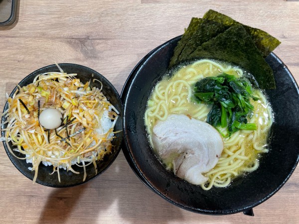 「家系ラーメン（醤油）並、ネギチャ丼」@横浜家系ラーメン 壱角家 渋谷センター街店の写真