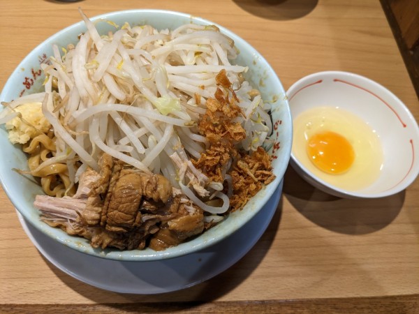 「まぜそば+生卵」@豚と脂。の写真