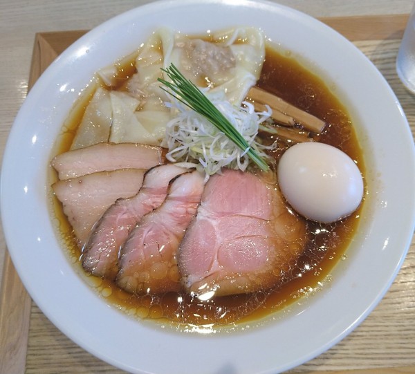 「特製中華蕎麦 1400円+大盛り 150円+ワンタン 200円」@宍道湖しじみ中華蕎麦 琥珀 東京本店の写真