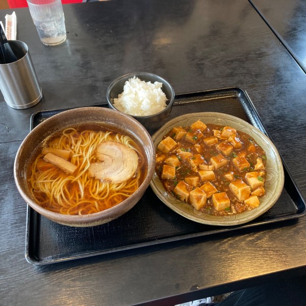 「本格ピリ辛マーボー豆腐とらーめんのセット」@五味八珍 御油店の写真