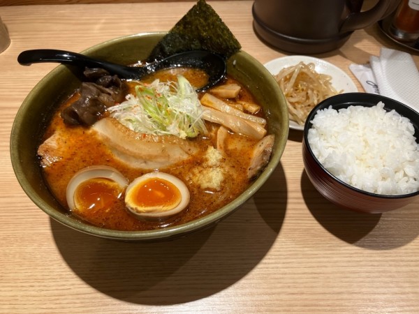 「シビレ味噌ラーメン味玉1080円＋ライス180円」@札幌みその 一期一会 シャポー船橋店の写真