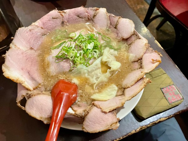 「チャーシューらーめん＋ワンタン」@らーめん2国 お初天神店の写真