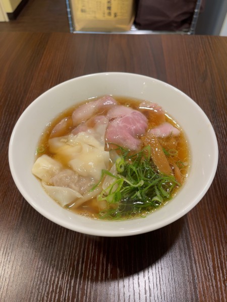 「醤油らーめん+ミックスワンタン（1100円）」@九条まんてんの写真