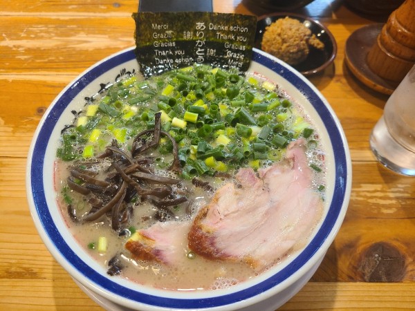 「ネギラーメン+赤オニ」@博多長浜らーめん 田中商店の写真