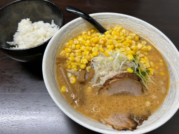 「濃厚味噌950円+コーン120円+小ライス100円」@麺屋エイトの写真