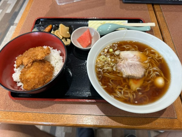 「ラーメン定食（醤油ラーメン＋ミニカツ丼）800円」@ほたるの写真