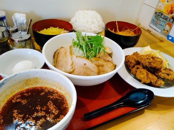 「7月限定/冷やし特製辛つけ麺+辛ネギ+生たまご+唐揚げ　他」@優勝軒 狭山店の写真