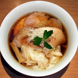 醤油らぁ麺 ワンタン チャーシュー