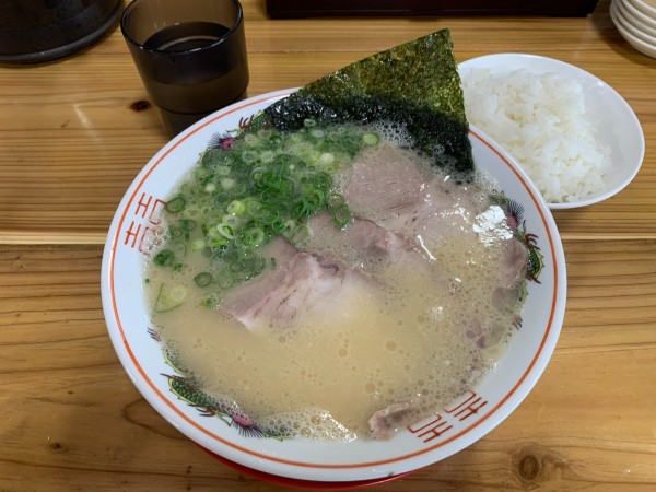「丸久ラーメン850₊白めし小150⁼1000円」@久留米ラーメン 丸久 沖縄宜野湾店の写真