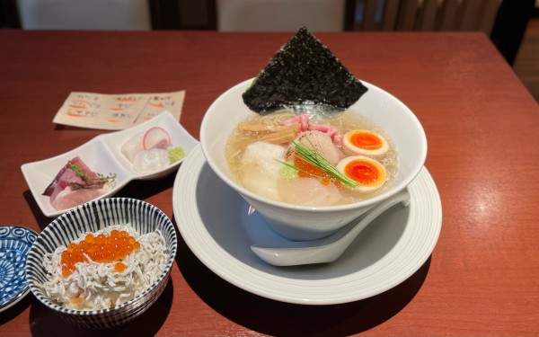 「【限定】冷やしらぁ麺　がごめ昆布水×陸奥湾産ホタテ出汁¥1350」@酒肴場 屯の写真