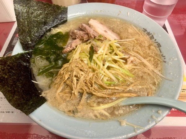 「ネギチャーシューメン1100円」@ラーメンショップ幸手 金田亭の写真