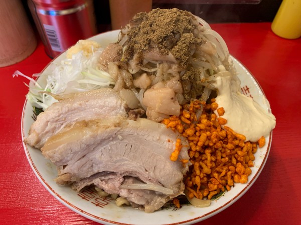 「まぜそば（小）+ 豚マシ」@ラーメン鷹の目 北千住店の写真