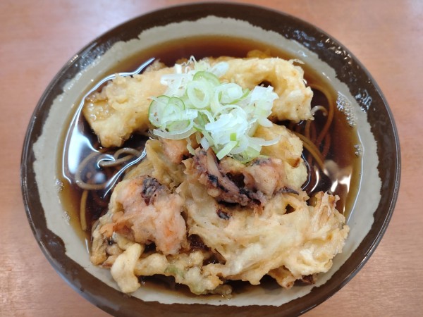 「ゲソ天（そば）＋（単品）イカ天（１４０円）＝５９０円」@亀有そばの写真