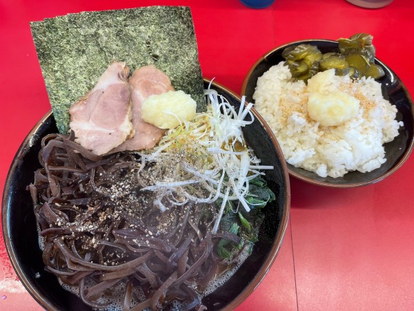 「○喜らーめん➕キクラゲ➕無料ライス」@家系ラーメン 佐々喜家の写真