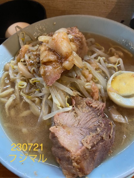 「ラーメン半分＋生玉子　1,100+100」@ラーメン富士丸 西新井大師店の写真