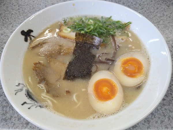 「並ラーメン ＋ 半熟煮卵(ｻｰﾋﾞｽﾁｹｯﾄ)」@大龍ラーメン 合川店の写真