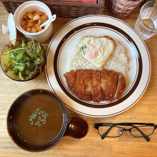 「チキンカツレツとフライドエッグのくろーばーカレー（大辛）」@カレークローバーの写真