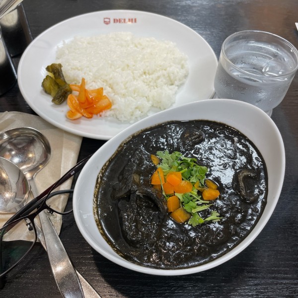 「イカスミカレー」@デリー 上野店の写真