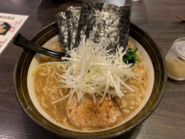 「ラーメン特大麺固めネギ増し」@豚豚炉.の写真