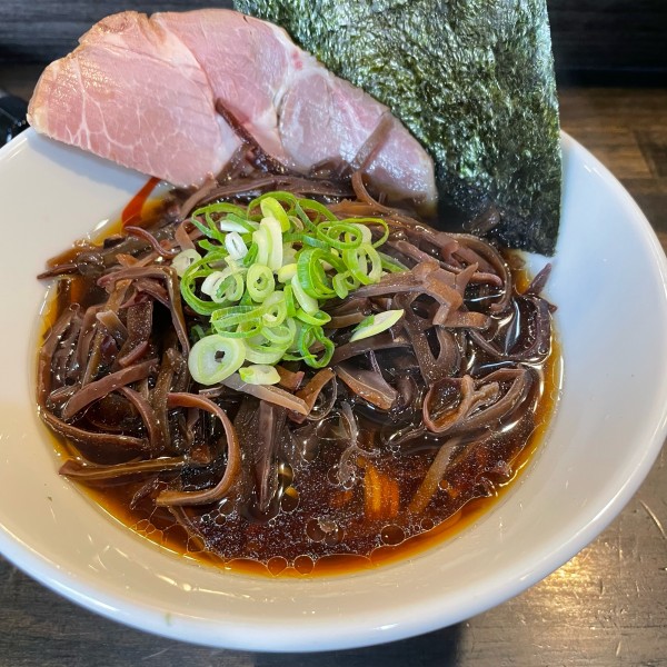 「朝ラーメン 醤油 600円 キクラゲ 150円」@燵家製麺の写真