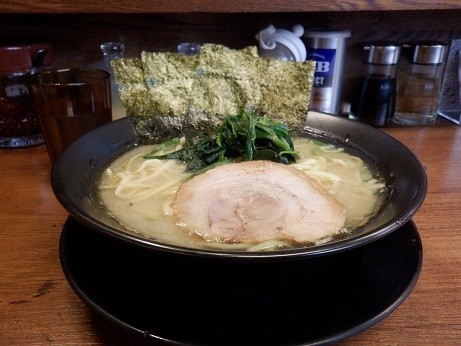 「豚骨ラーメン　塩味　並盛」@横浜家系ラーメン 巣鴨家の写真