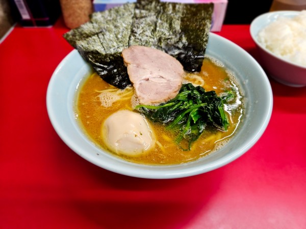 「ラーメン(味濃め、油多め、学割味玉)」@家系らーめん 武将家の写真