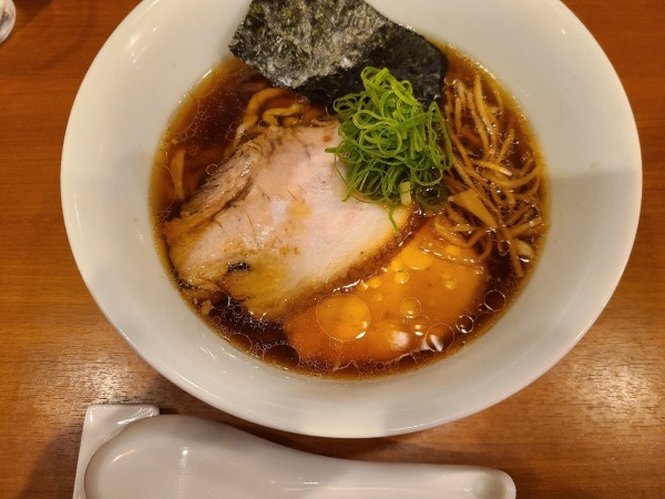 「醤油ラーメン」@自家製手もみ麺 鈴ノ木の写真