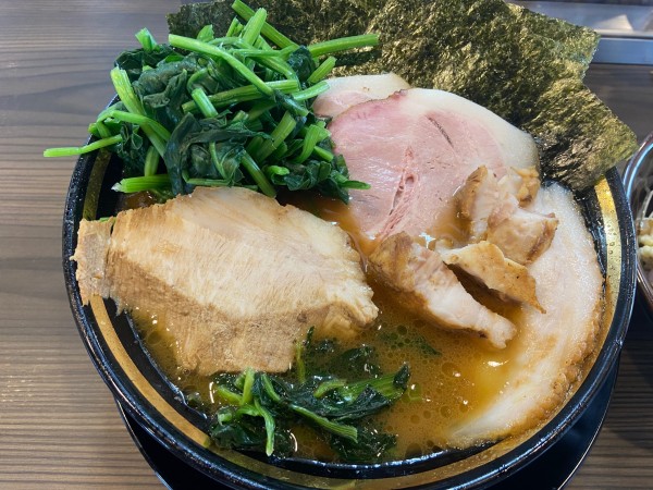 「チャーシューメンメン3枚　のりばらトントロ純生ほうれん草　カタオ」@家系ラーメン がくの写真