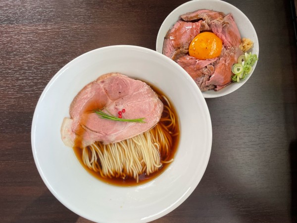 「醤油らぁ麺、替玉、ローストビーフごはん」@らぁ麺 しら山の写真