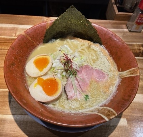 「濃厚牡蠣らぁ麺 900円＋味玉100円。」@麺屋貝夢の写真