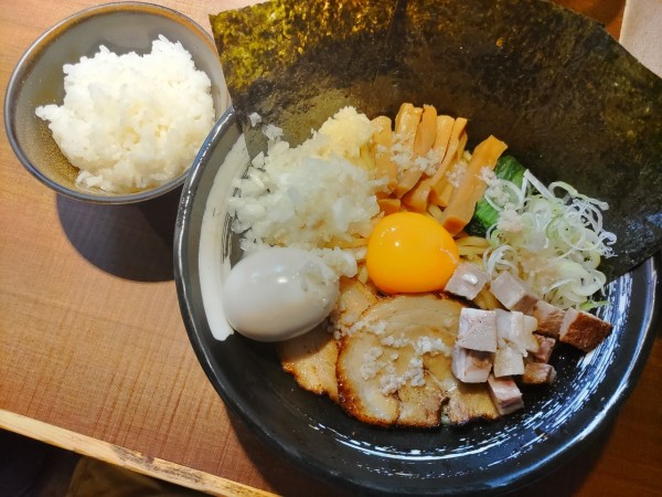 「あぶらめん(中盛)·得トッピング·サービスライス」@麺家 ぶらいとんの写真