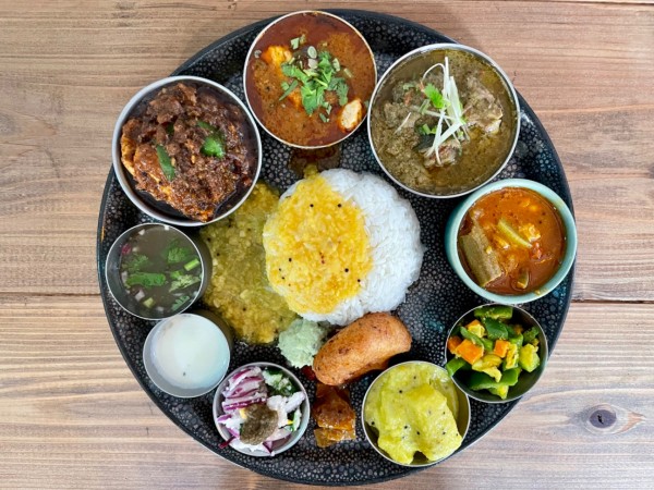 「Curry全種（4種）+本日のおかず」@toi 印食店の写真