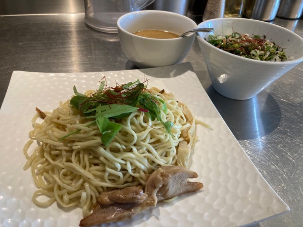 「グリーンカレーつけソバ+ネギご飯」@BASSANOVAの写真