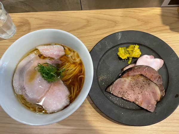 「醤油らーめん 別皿特製トッピング¥1,570」@らーめんMAIKAGURAの写真