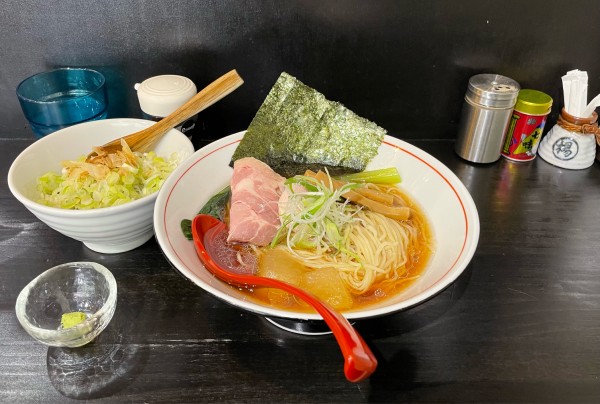 「冷やしラーメン（醤油）¥800、ネギ飯¥200」@らぁ麺すみれ堂の写真