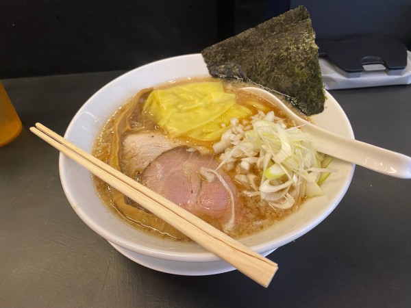 「雲呑背脂煮干ラーメン」@逢坂製麺の写真