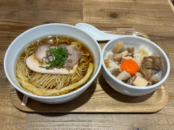 「醤油らぁ麺850円マキシマム親子丼300円」@らぁ麺 はやし田 TXGAおおたかの森店の写真