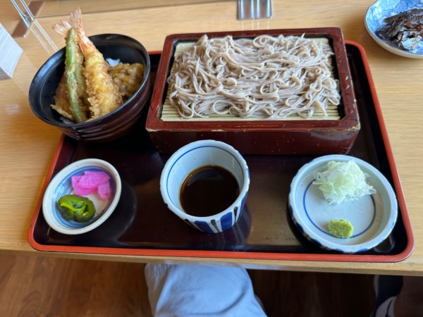 「海老と野菜の天丼せいろセット1,500円」@そば処 さとの写真