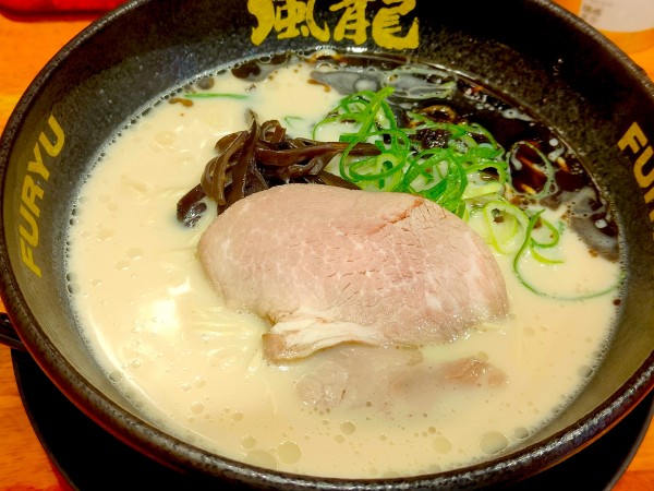 「黒マー油とんこつラーメン」@とんこつラーメン博多風龍 新宿東口店の写真