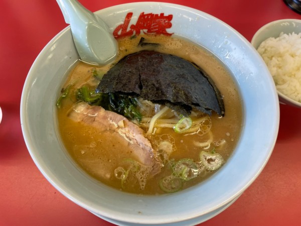 「醤油ラーメン　￥６９０」@ラーメン山岡家 愛知刈谷店の写真