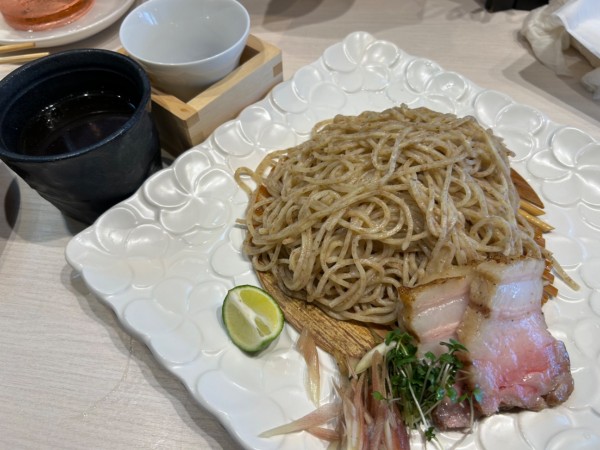 「【夏季限定】鶏節と鮭節のざるそば1200円+水餃子」@柳麺 呉田-goden-の写真